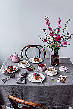 成套餐具,情人节,华夫饼,浆果,茶,花,花束