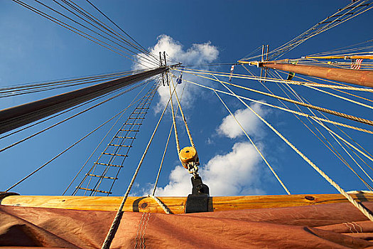 仰视,桅杆,纵帆船,港口,缅因,美国