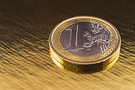 1欧元硬币,金色背景