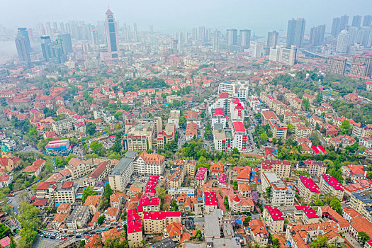 航拍山东青岛市南区城市红瓦绿树风光美景