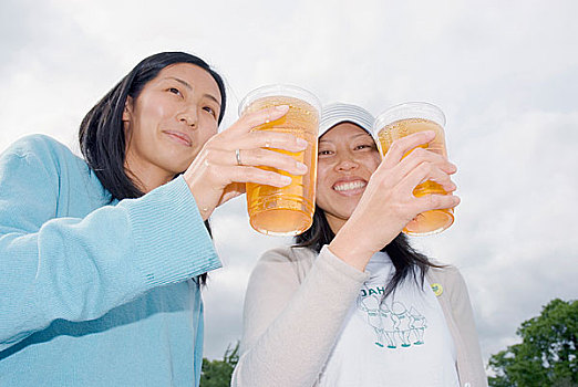 两个女人,祝酒,啤酒,塑料杯
