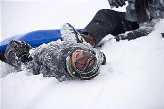 男孩,卧,雪中,雪撬