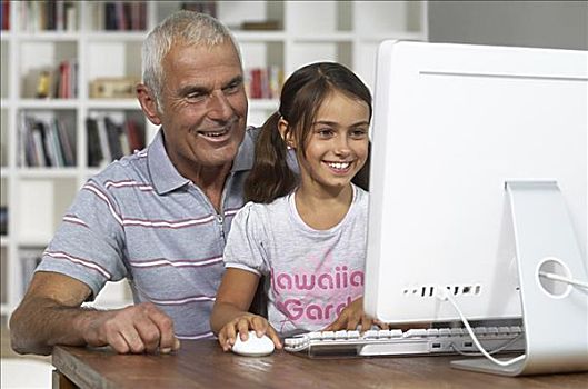 爷爷,孙女,用电脑
