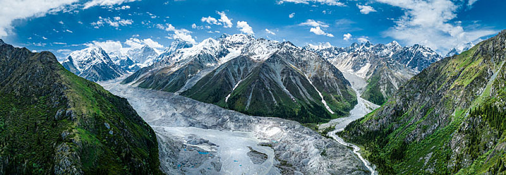 新疆昭苏夏塔古道雪莲峰冰川风景