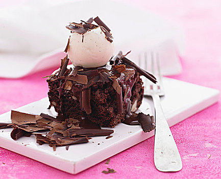 切片,巧克力蛋糕,舀具,香草冰淇淋,巧克力屑