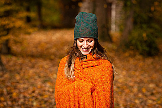 美女,包着,橙色,毯子,秋日树林