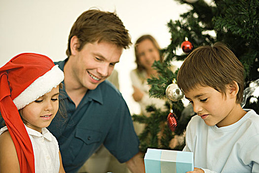父亲,两个孩子,坐,圣诞树,女儿,穿,圣诞帽,儿子,打开,礼物