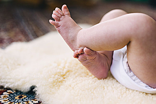 婴儿,躺着,羊皮,地毯,踢,腿