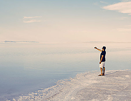 一个,男人,站立,边缘,洪水,盐滩,黄昏,拍照,机智,电话