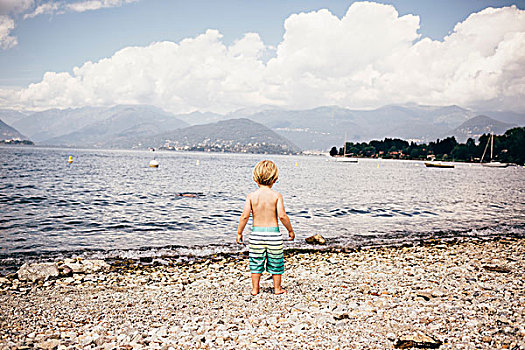全身,后视图,男孩,站立,砾滩,湖,伦巴第,意大利