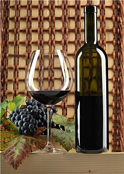 红酒瓶,玻璃杯,葡萄,藤条,背景