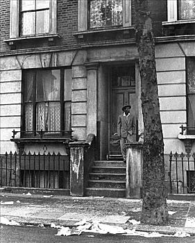 一个,男人,站立,户外,房子,小树林,肯辛顿,伦敦,20世纪50年代,艺术家