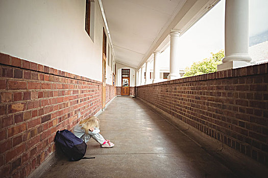 悲伤,学生,坐,一个,地上,走廊