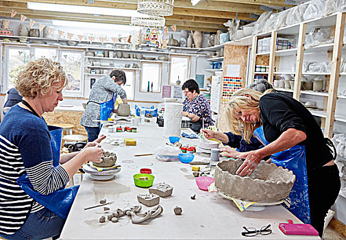 五个人,女人,陶器,工作室,工作,粘土,物体