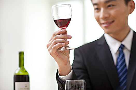 商务男士喝红酒一个,葡萄酒杯,白色葡萄酒情侣,祝酒,香槟女青年,男人