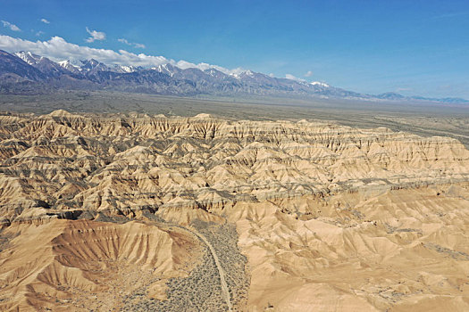 新疆博州,壮观的科苦尔琴山下的丹霞地貌