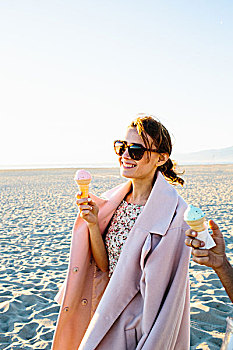 时髦,少妇,男朋友,吃,冰淇淋蛋卷,漫步,海滩,威尼斯海滩,加利福尼亚,美国