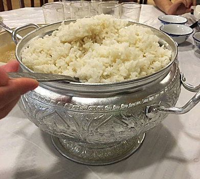 马来西亚用银器盛的米饭