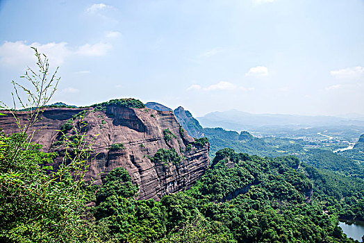 广东韶关丹霞山古寨遗址细美寨上远眺丹霞山群山