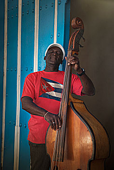 老人,演奏,低音提琴,正面,蓝色,墙,古巴圣地亚哥,古巴