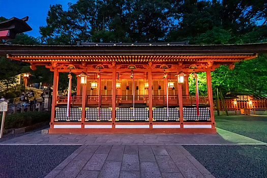 日本京都伏见稻荷大社榷殿夜景