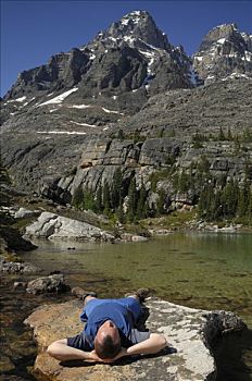 远足者,放松,石头,欧哈拉湖,幽鹤国家公园,不列颠哥伦比亚省,加拿大