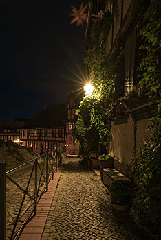 德国奎德林堡古城夜晚的街道