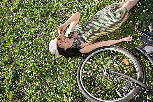 女人,卧,草,自行车