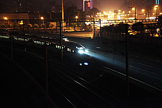 夜幕中的高速铁路