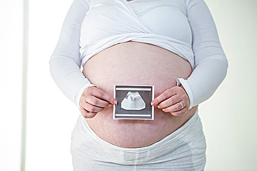 孕妇,拿着,超声波扫描图,靠近,腹部,在家