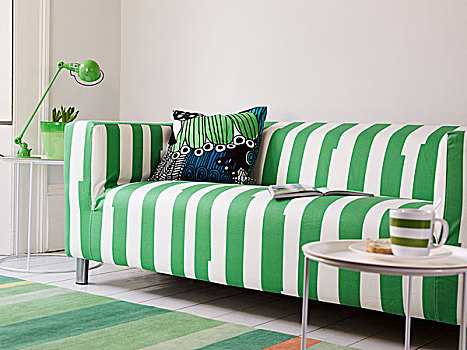 边桌,杯子,正面,现代,绿色,白色,条纹,沙发,墙壁