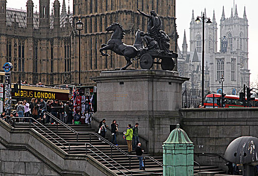 英国伦敦威斯敏斯特桥桥头堡雕塑,议会大厦和威斯敏斯特教堂