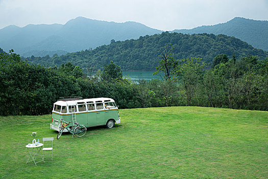山里草地上的绿色大众休闲面包车