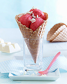 树莓冰淇淋,蛋卷