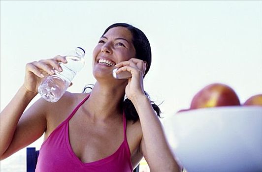 女青年,手机,水瓶
