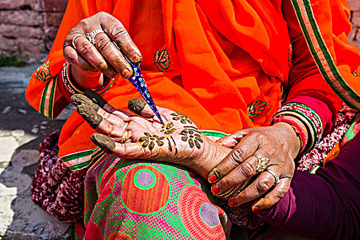 印度女人,描绘,手,散沫花染料,正面,庙宇,一个,目的地,北阿坎德邦,印度,亚洲