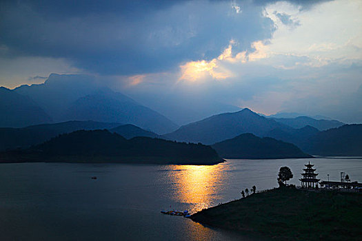 四川洪雅瓦屋山,湖泊,夕阳,自然风景