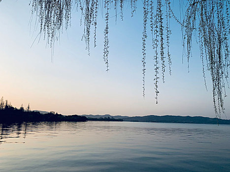 人间四月芳菲尽,山寺桃花始盛开