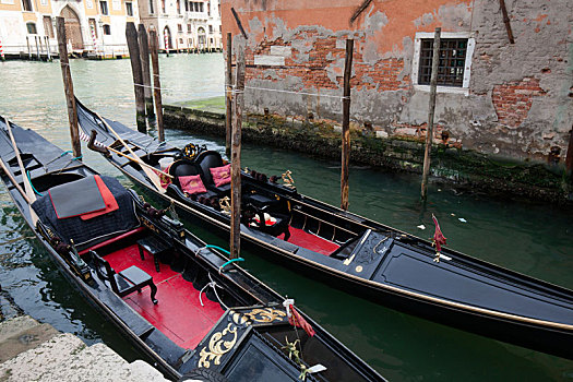 两个,黑色,小船,卧,狭窄,运河,威尼斯
