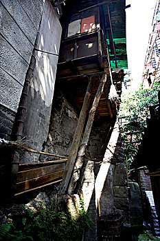 重庆山城步行道上遗留下的吊脚楼
