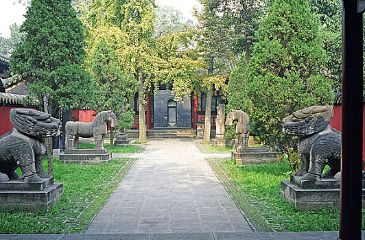 刘备墓位于成都市南郊武侯祠内之正殿西侧,史称惠陵