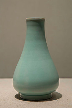 龙泉窑青瓷长颈瓶
