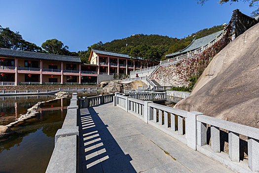 厦门石峰岩寺内建筑,放生池与石桥