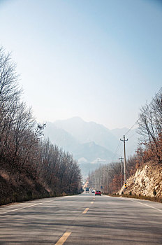 北方冬季山区中的公路