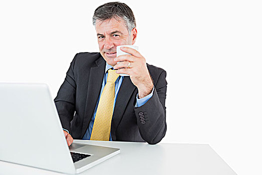 商务人士,笔记本电脑,喝咖啡,书桌,白色背景