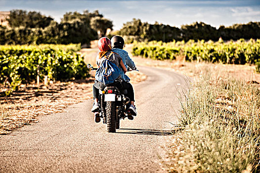 后视图,中年,夫妻,骑,摩托车,弯曲,乡村道路,萨丁尼亚,意大利