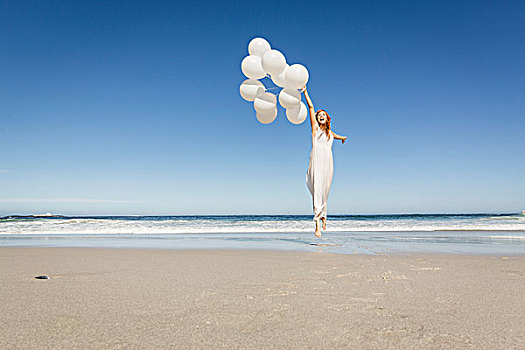 全身,正面,女人,跳跃,海滩,穿,白色长裙,拿着,气球
