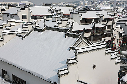 俯视安徽歙县雪中的民居
