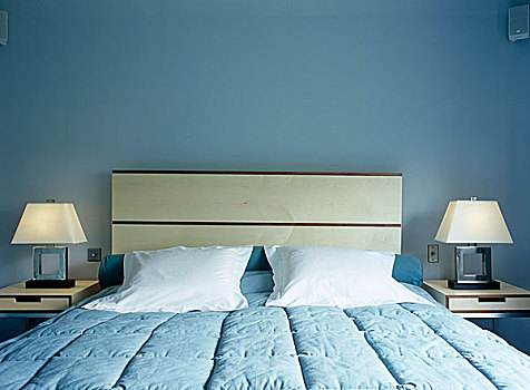 蓝色,白色,卧室,大,枕头,棉絮,床罩,相配,床边,灯