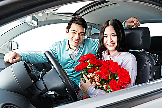 亚洲情侣在汽车内度过情人节